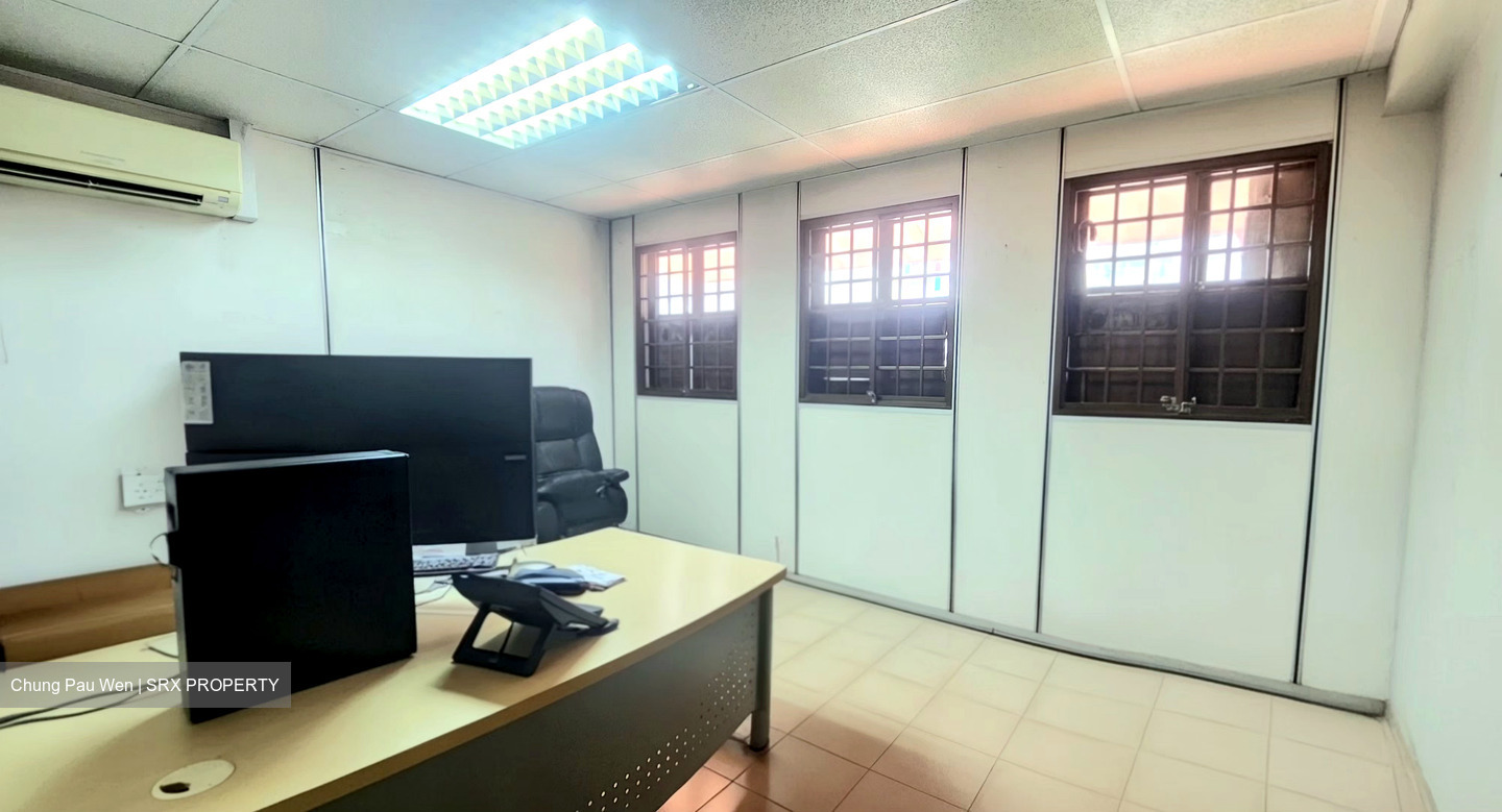 Jurong West Street 92 (D22), Shop House #548897521